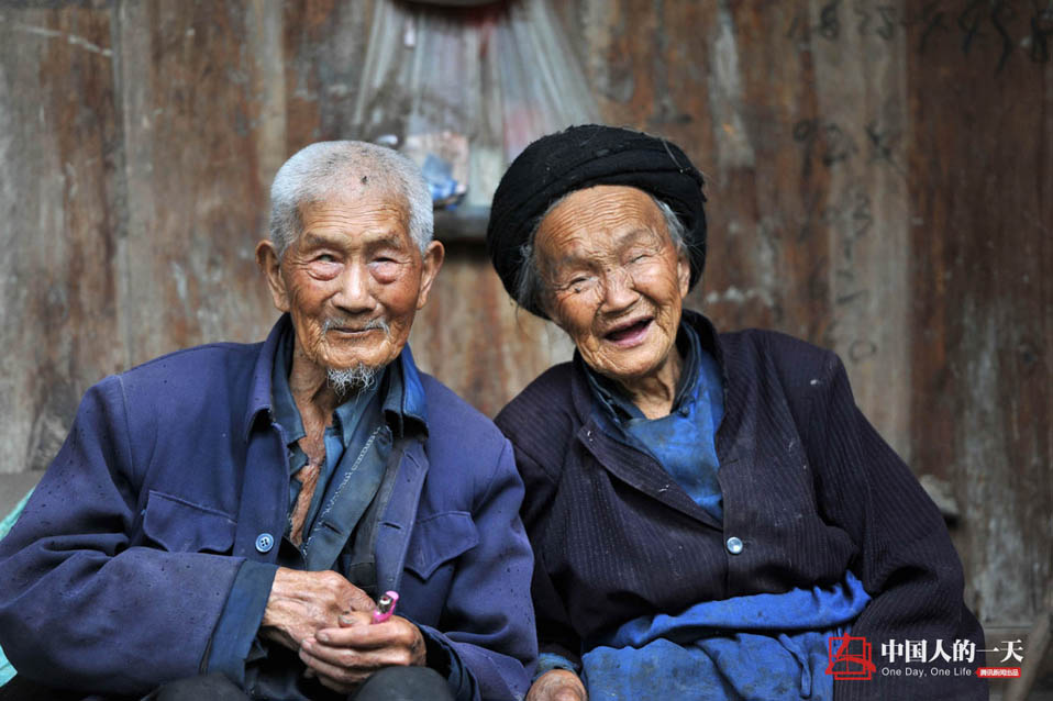 兩老把生命中一切最美好的時光都給了對方。世間什么都將老去，只有真愛永遠年輕，當歲月幻化風霜雨露，惟有白頭攜手相伴遠行……在浩淼的時間長河中，75年的婚姻也許只是彈指一揮間，唯有真摯的愛情才能永存。