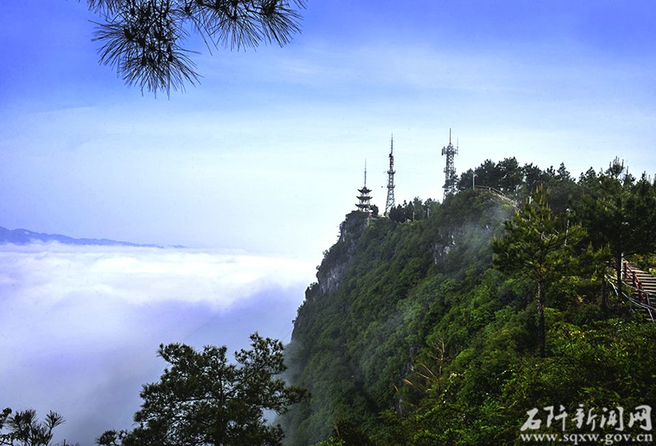 五峰山因山有五峰得名，分別為龍峰、青冥峰、元寶峰、白巖峰、龍尾峰。五峰山森林公園面積4800畝，是距縣城最近且保存完好的綠地。圖片來源于網絡。